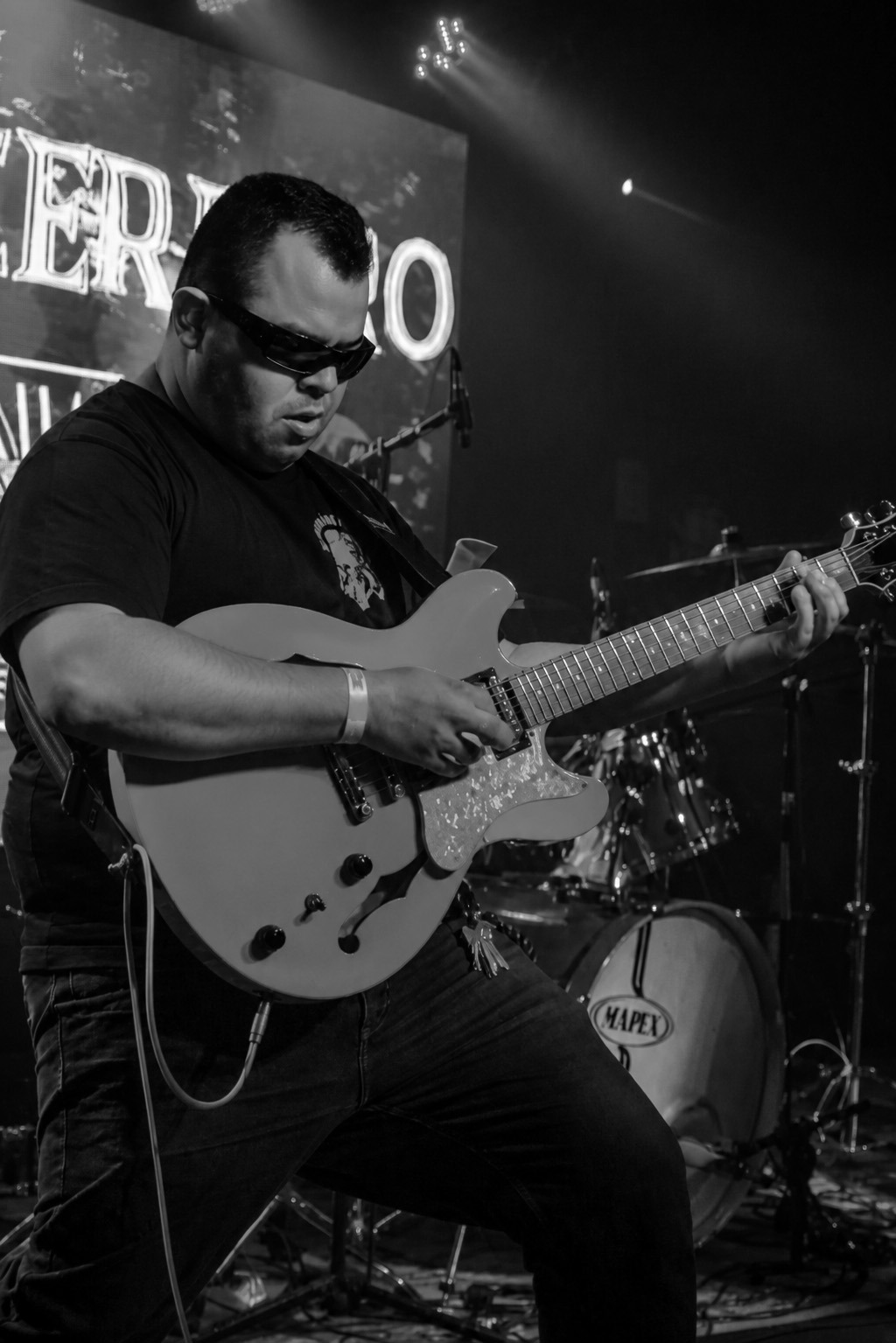 Alejandro Cuadros, guitarra y coros, en concierto
